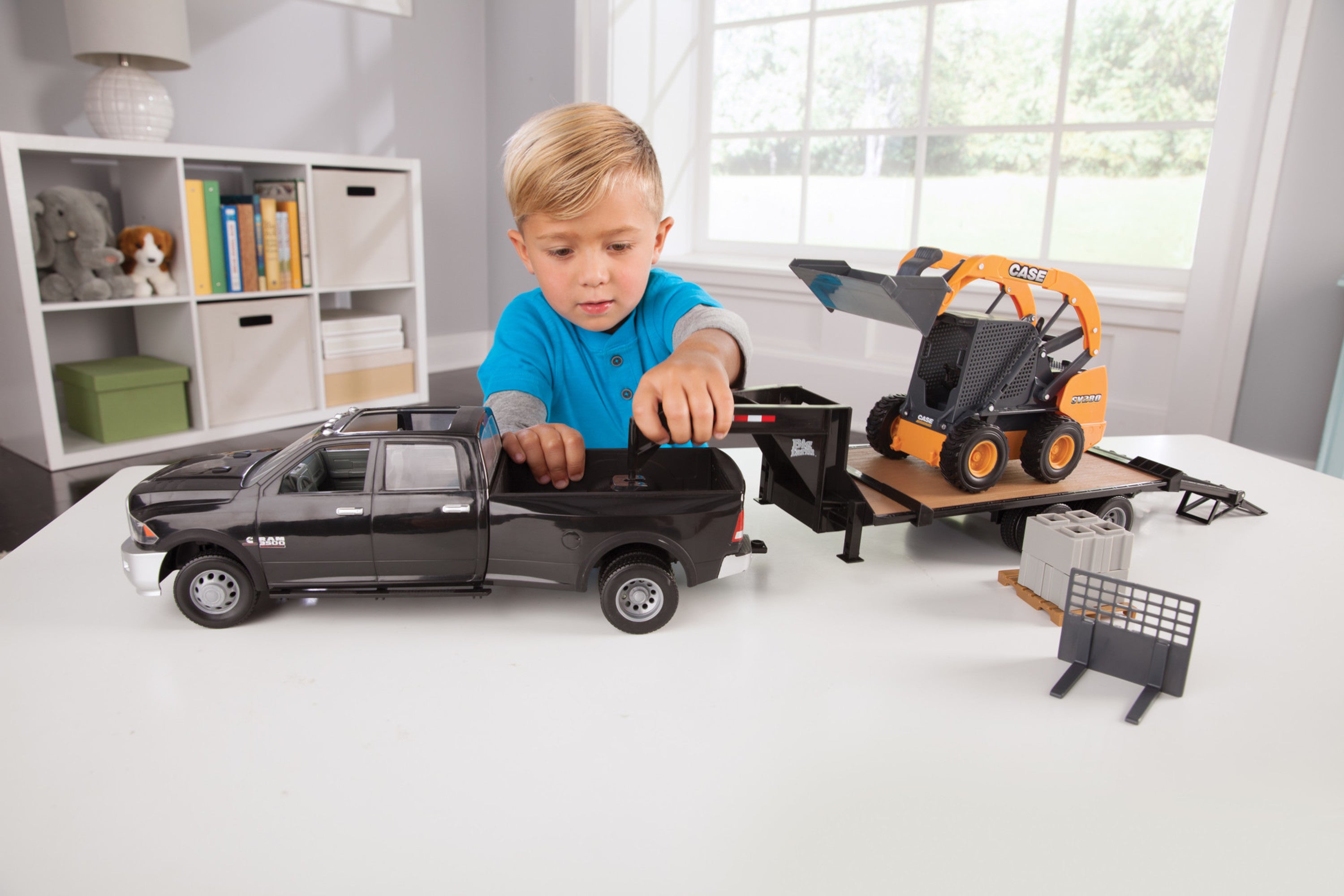 1:16 Scale Ram 3500 with Gooseneck Trailer and Case Construction SV280 Skid Steer I99584